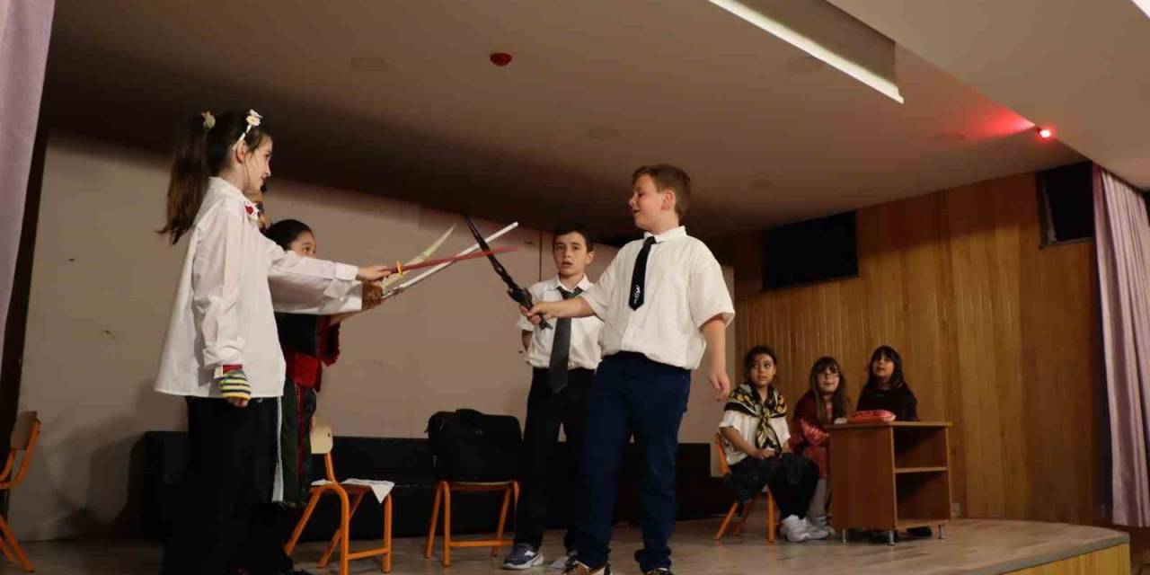 Minik Öğrencilerden Tiyatro Gösterisi