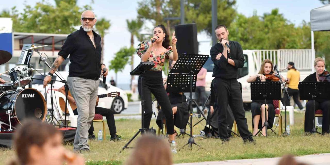 Konyaaltı’nda Gün Batımı Akustik Konseri Vatandaşlara Unutulmaz Anlar Yaşattı