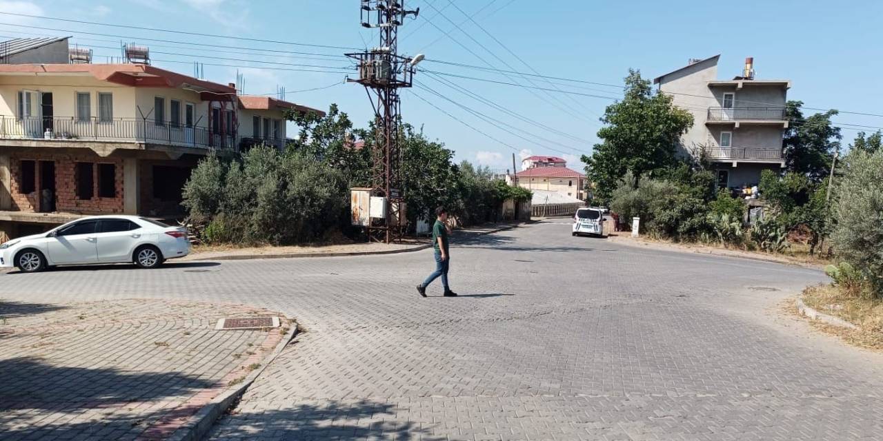 Otomobil İle Motosiklet Çarpıştı, Anne Ve 2 Çocuğu Yaralandı