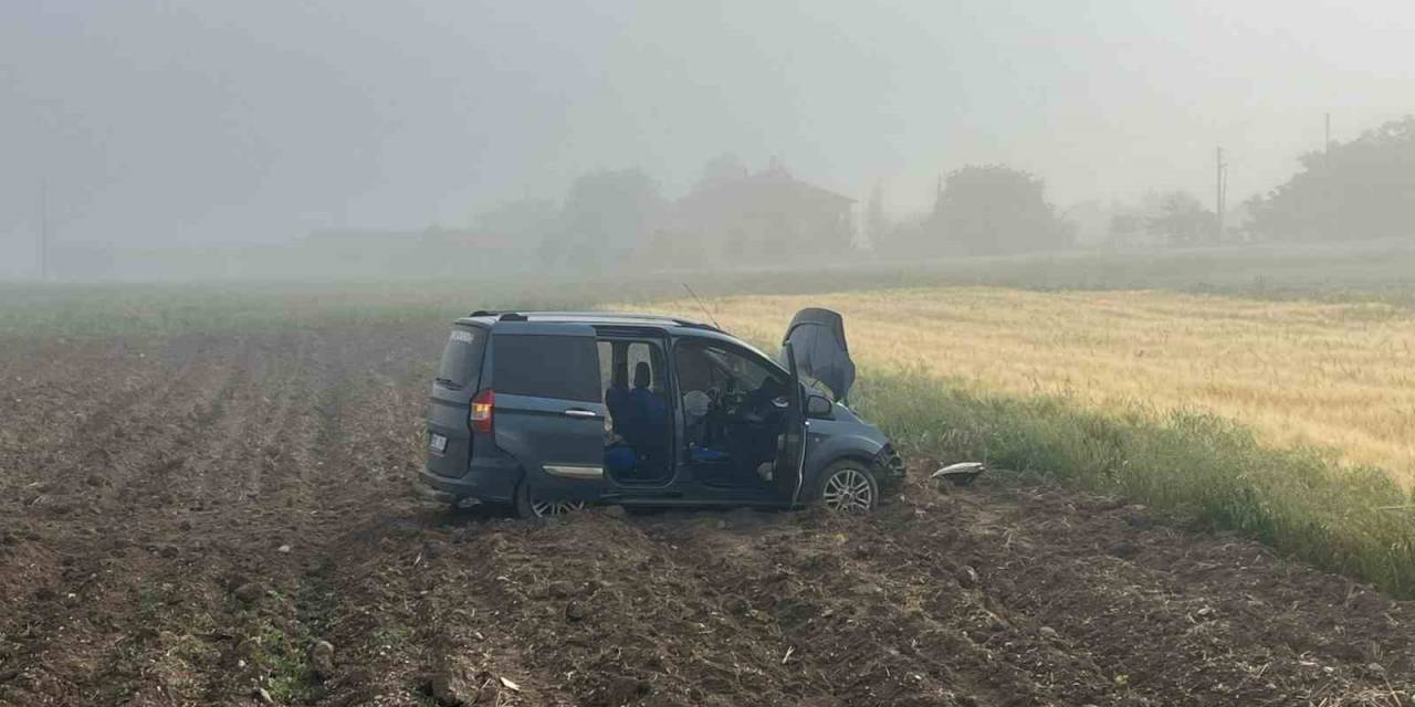 Tarlaya Giren Hafif Ticari Araçta 3 Kişi Yaralandı