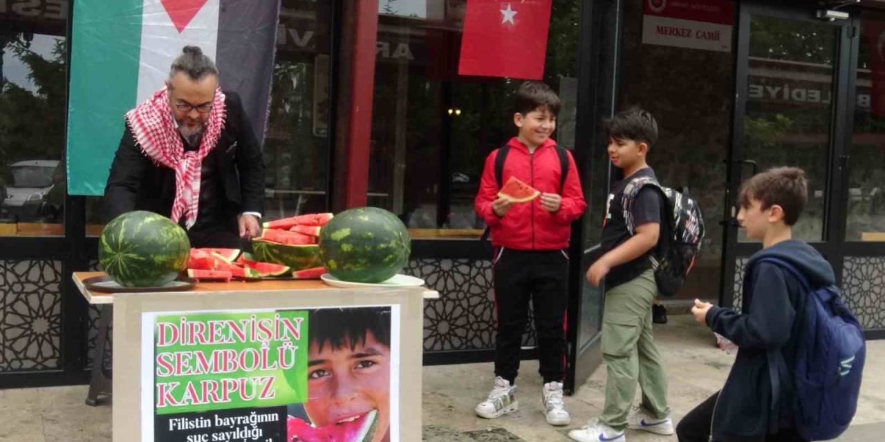 Artvin’de Öğretim Üyesi Karpuz Dağıtarak İsrail’i Protesto Etti