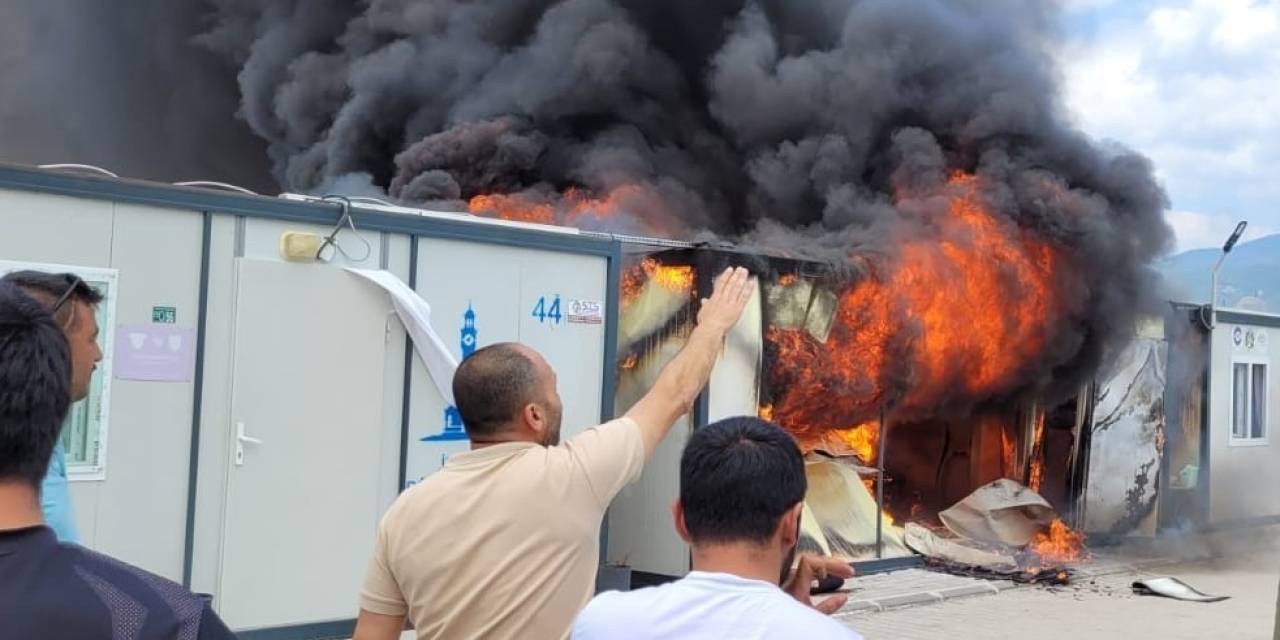 Depremzedeleri Korkutan Yangın: 8 Konteyner Alevlere Teslim Oldu