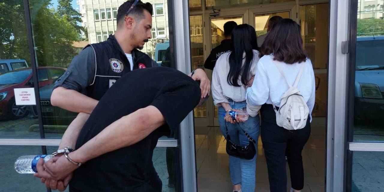 Aracın Zulasında Ele Geçen Uyuşturucuyla İlgili 3 Kişi Adliyede
