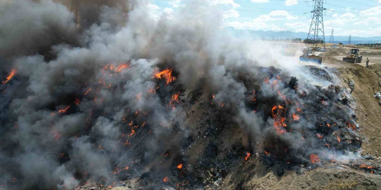 Çöp Ve Moloz Dökülen Sahada Yangın Çıktı