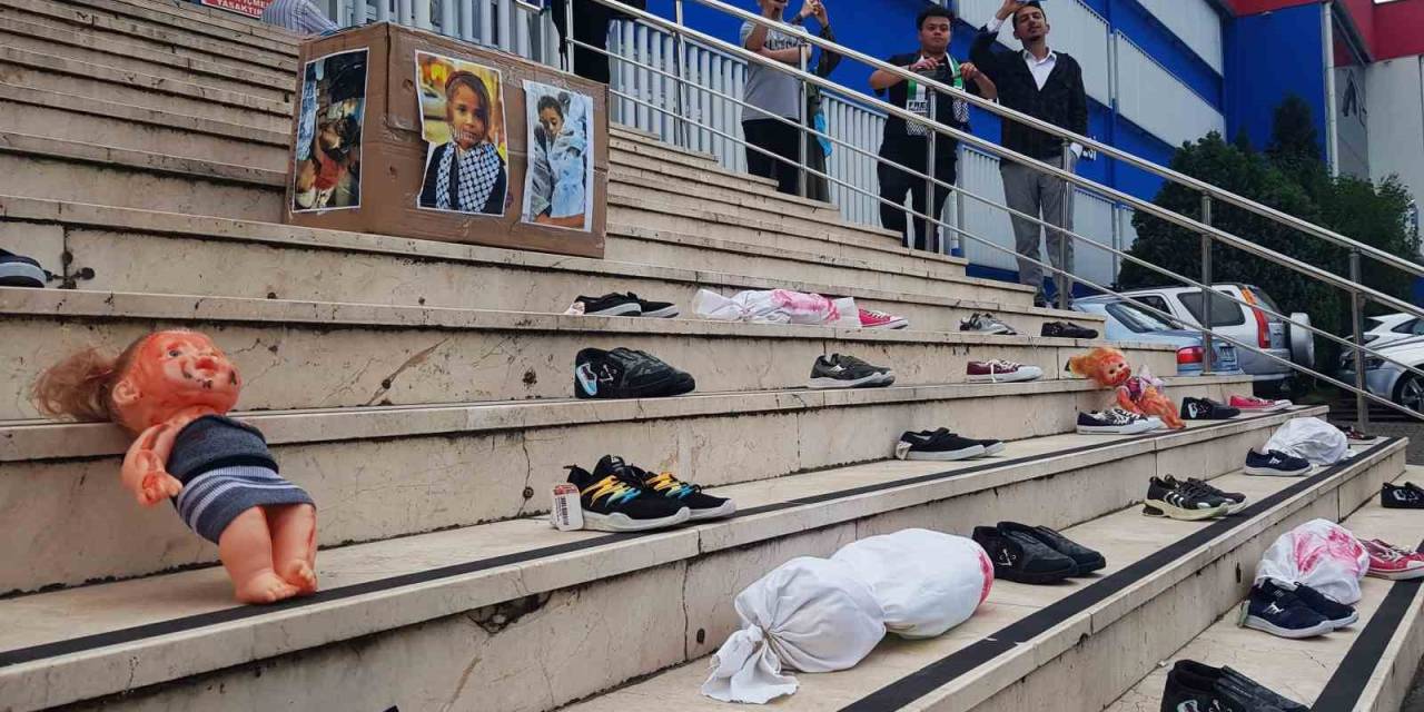 İsrail, Çocuk Ayakkabıları Ve Kefenlere Sarılmış Bebeklerle Protesto Edildi
