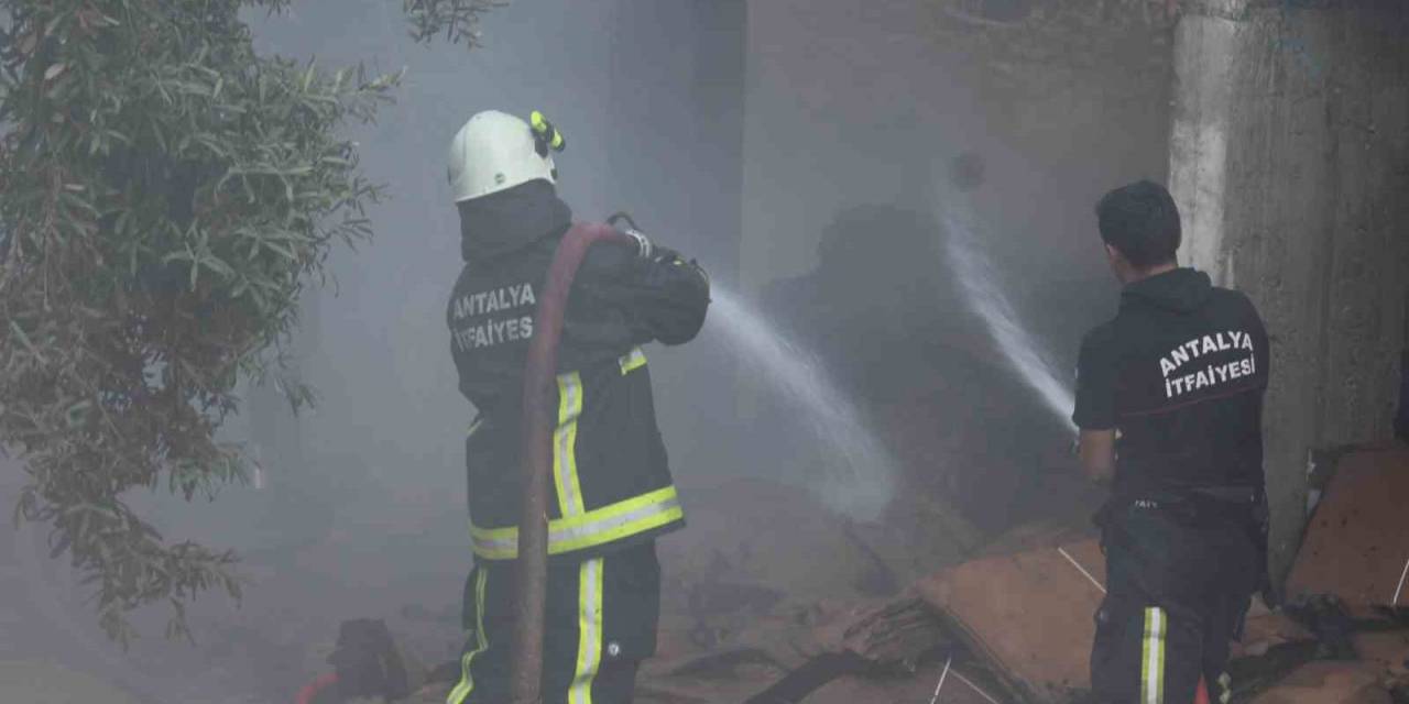 Alanya’da Apartman Alt Katında Yanan Kartonlar Paniğe Neden Oldu