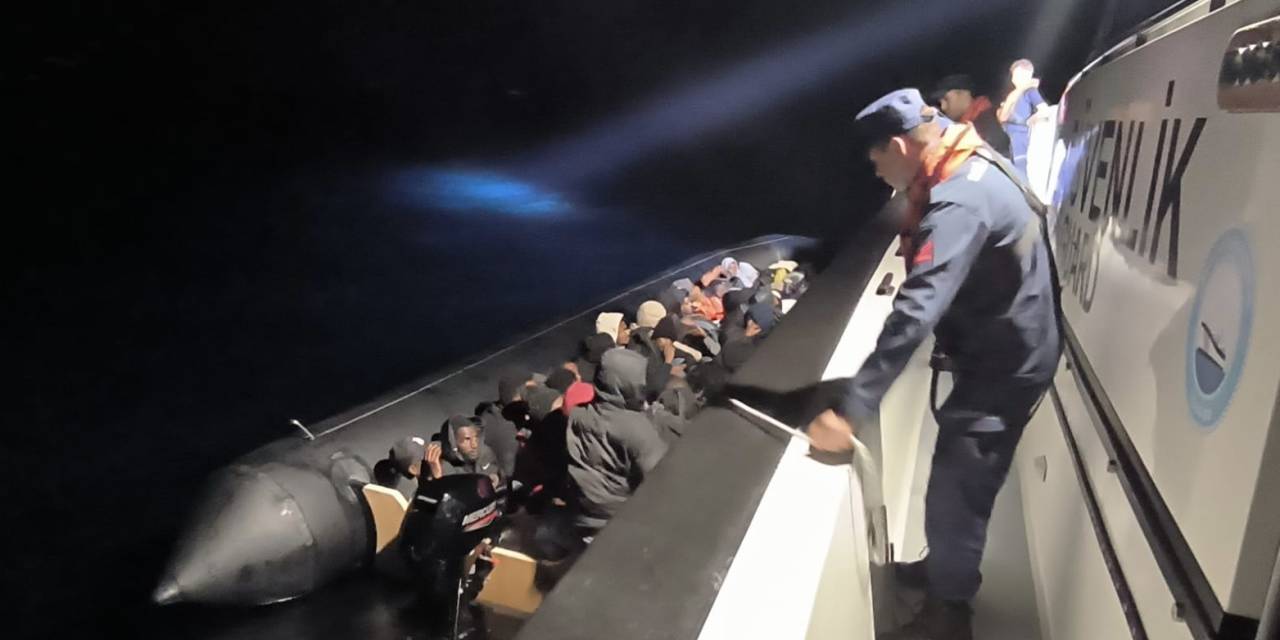 Bozcaada Açıklarında 45 Kaçak Göçmen İle 1 Göçmen Kaçakçısı Yakalandı