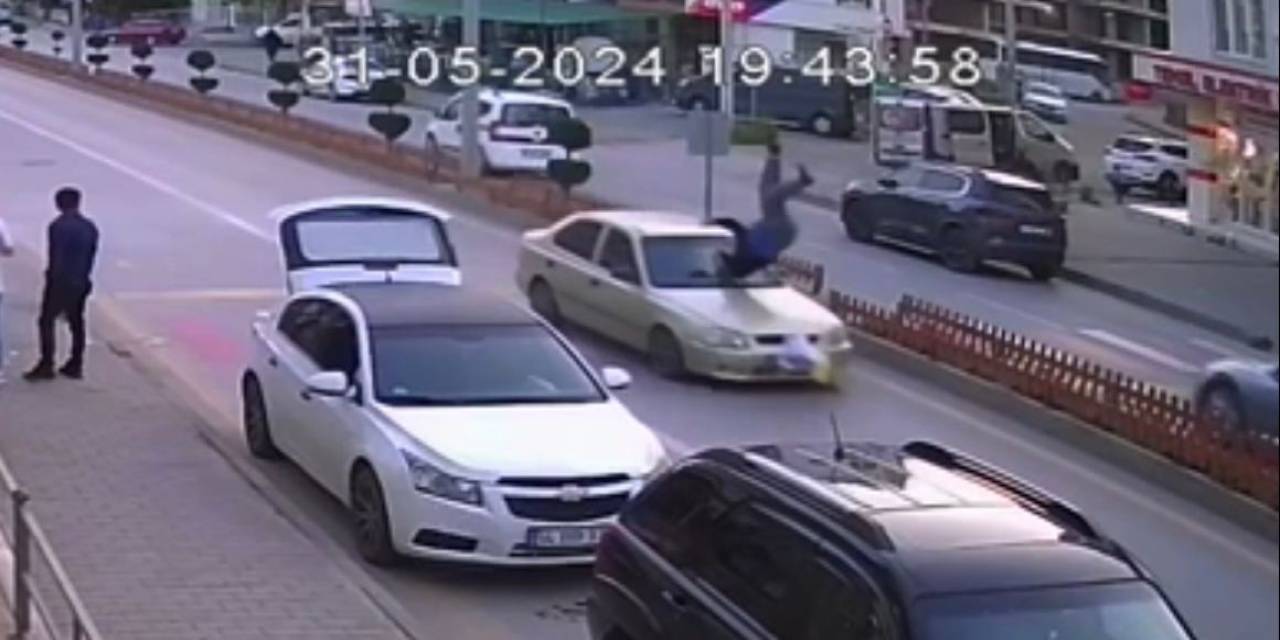 Feci Kazada Yaşlı Adam Can Verdi: Kaza Anı Kamerada