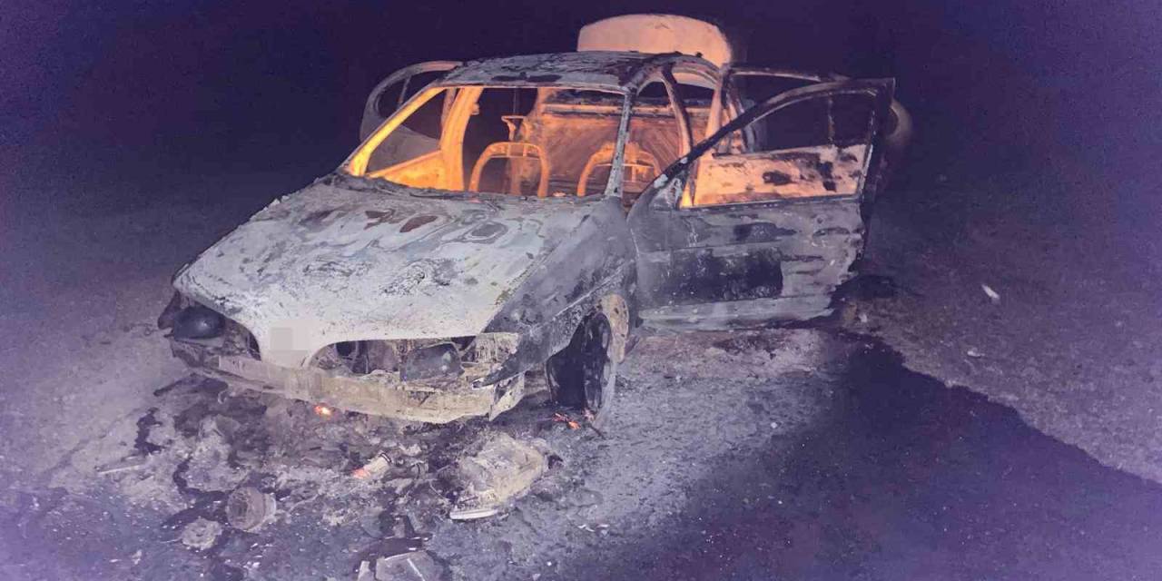 Seyir Halindeki Otomobil Alev Aldı, 4 Kişi Son Anda Kurtuldu