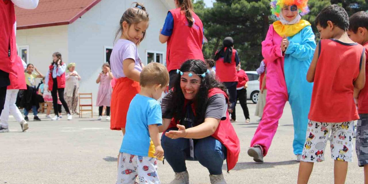 Gönüllü Bireyler, Depremzede Çocukların Yüzünü Güldürdüler