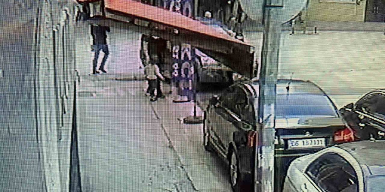 Park Yapmak İçin Engel Gördüğü Esnafın Üzerine Aracını Süren Sürücü Kameraya Yakalandı