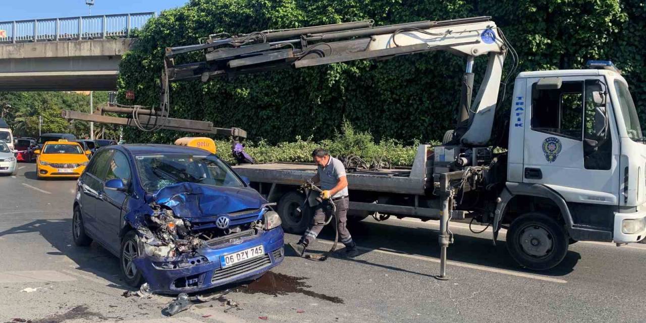 Beyoğlu’nda Araçların Arasında Sıkışan Gencin Bacağı Koptu