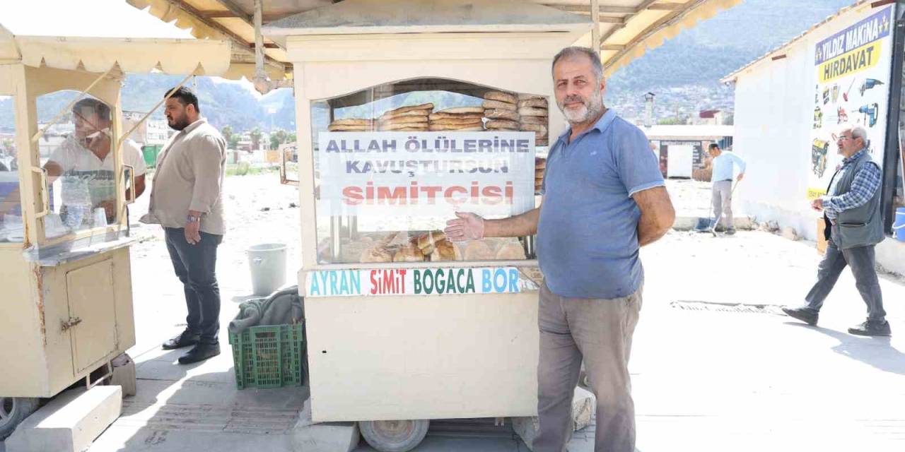 Seyyar Aracının Camına ‘Allah Ölülerine Kavuştursun Simitçisi’ Yazdıran Simitçiyi Gören Bir Daha Bakıyor