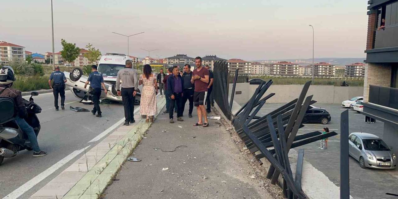 Aracın Çarpmasıyla Kopan Demirler Sitede Çocukların Oyun Alanına Düştü