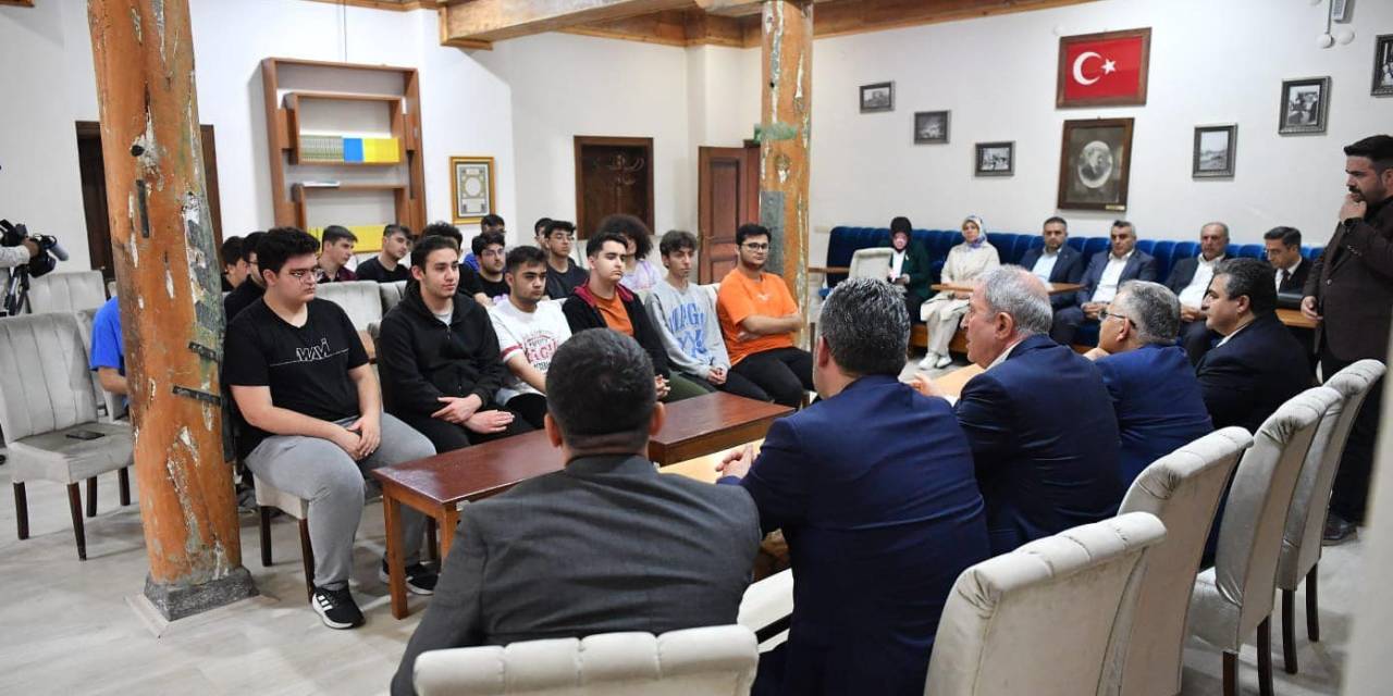 Başkan Büyükkılıç, Talas Gençlik Merkezi’nde Gençlerle Bir Araya Geldi