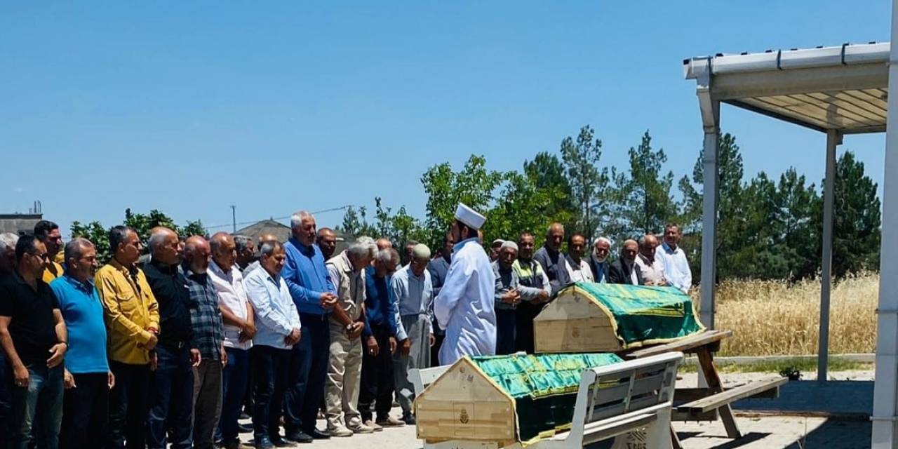 Eşi Tarafından Öldürülen Anne Ve Kızı Toprağa Verildi