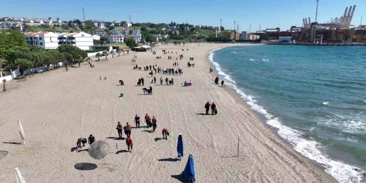 Plajları Temizlediler: 1 Saate 200 Torba Çöp Çıktı