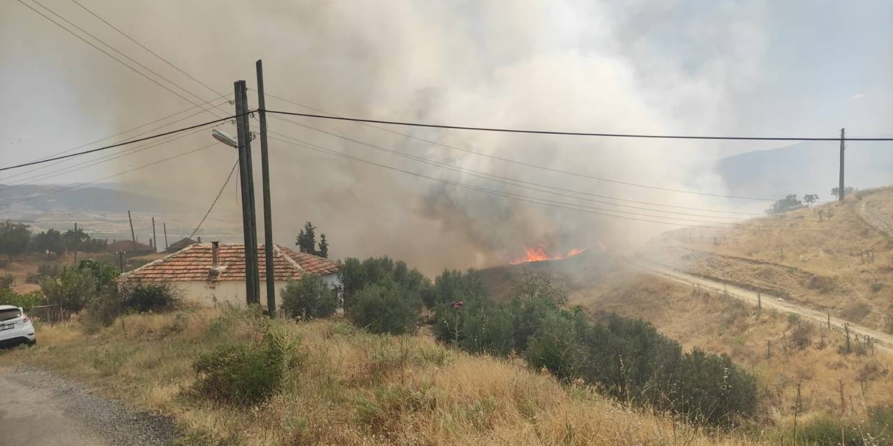 Manisa’da Zirai Alanda Yangın