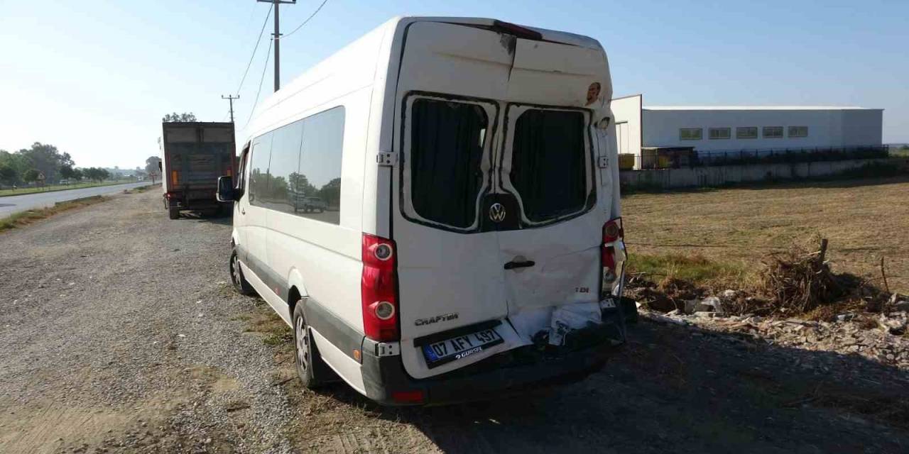 Antalya’da Tır İle Otel Servisi Çarpıştı: 8 Yaralı