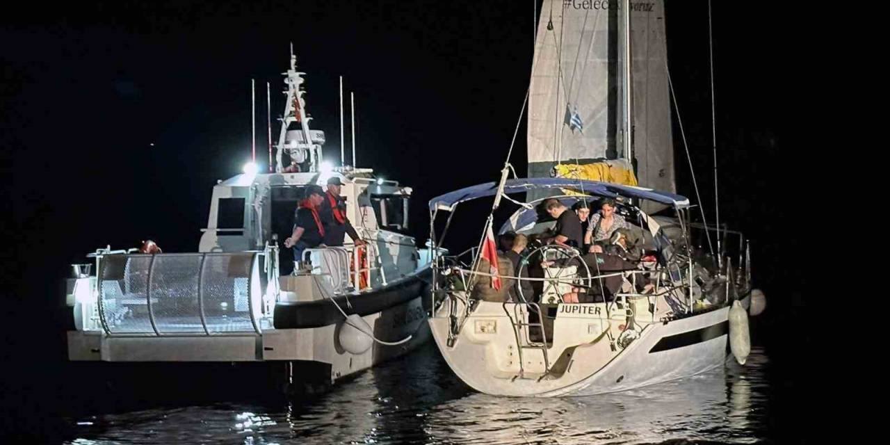 Sürüklenen Yelkenli Teknedeki 38 Düzensiz Göçmen Kurtarıldı