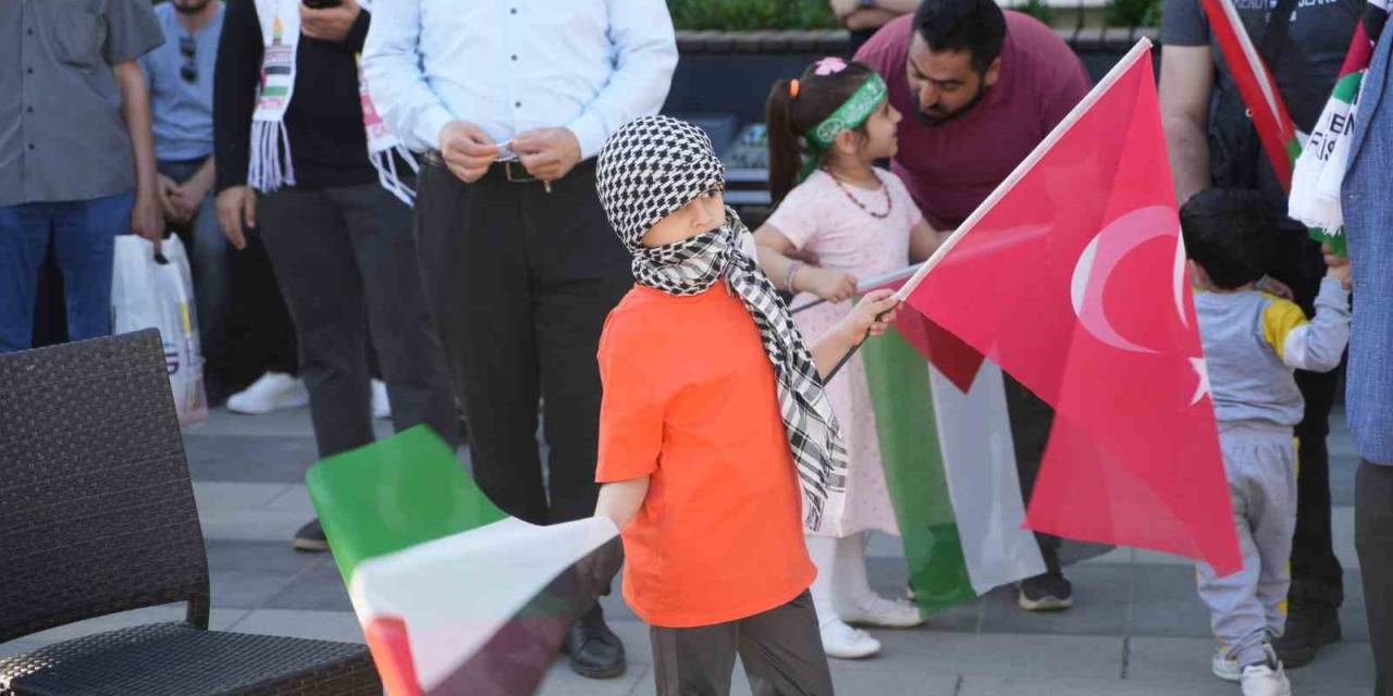 Arnavutköy’de Filistin’e Destek Mitingi’nde Çocuklar Gözyaşlarına Hakim Olamadı
