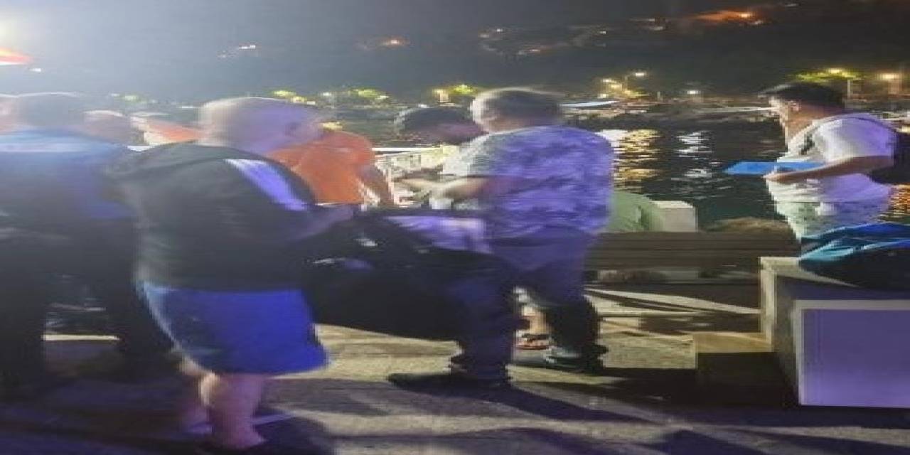 Haydarpaşa Mendireğindeki Kayalıklara Tekne Çarptı