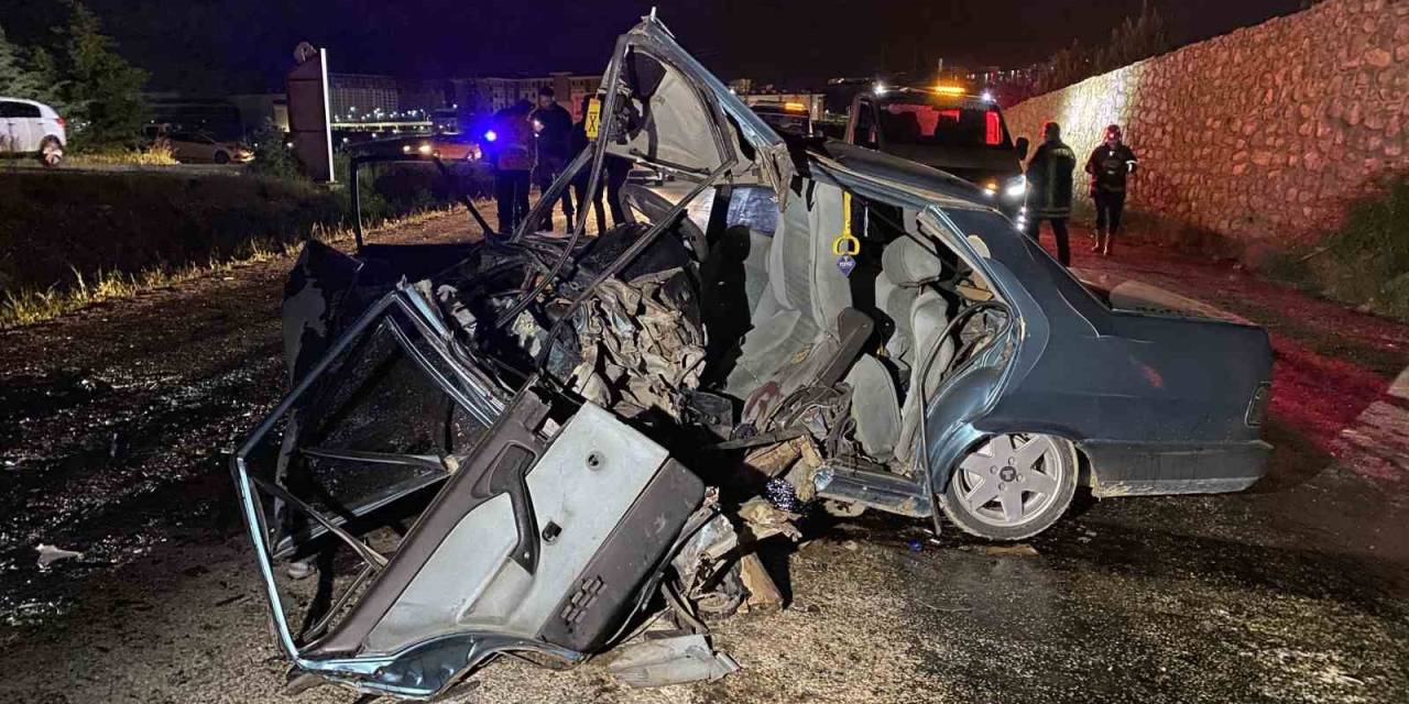 Hafif Ticari Araçla Çarpışan Tofaş Hurdaya Döndü: 2’si Ağır 5 Yaralı