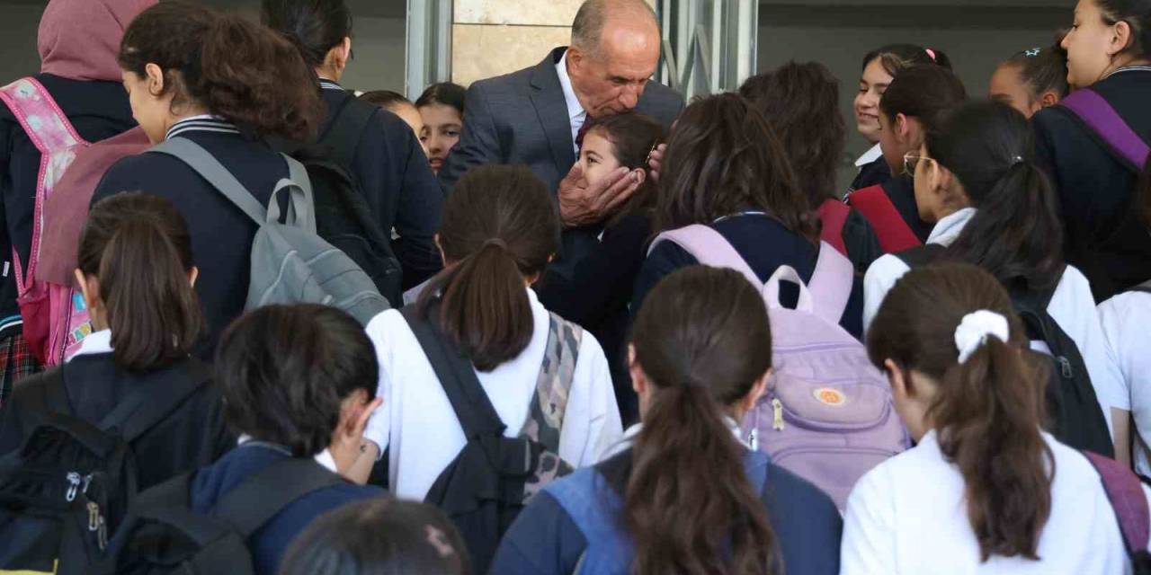 Emekli Oldu Ama 5 Yıldır Okulu İlk O Açıyor Ve Öğrencileri Kapıda Karşılıyor