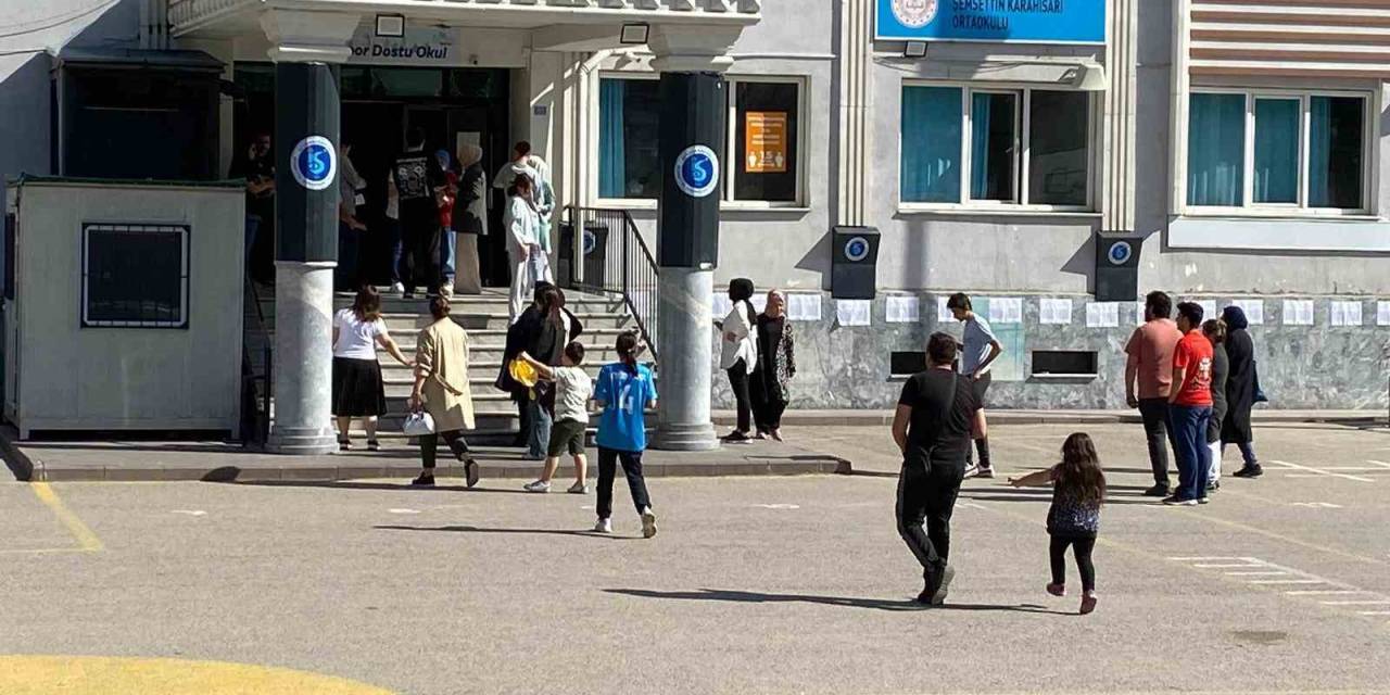 Afyonkarahisar’da Lgs Sınavı 6 Bin 841 Öğrencinin Katılımı İle Başladı