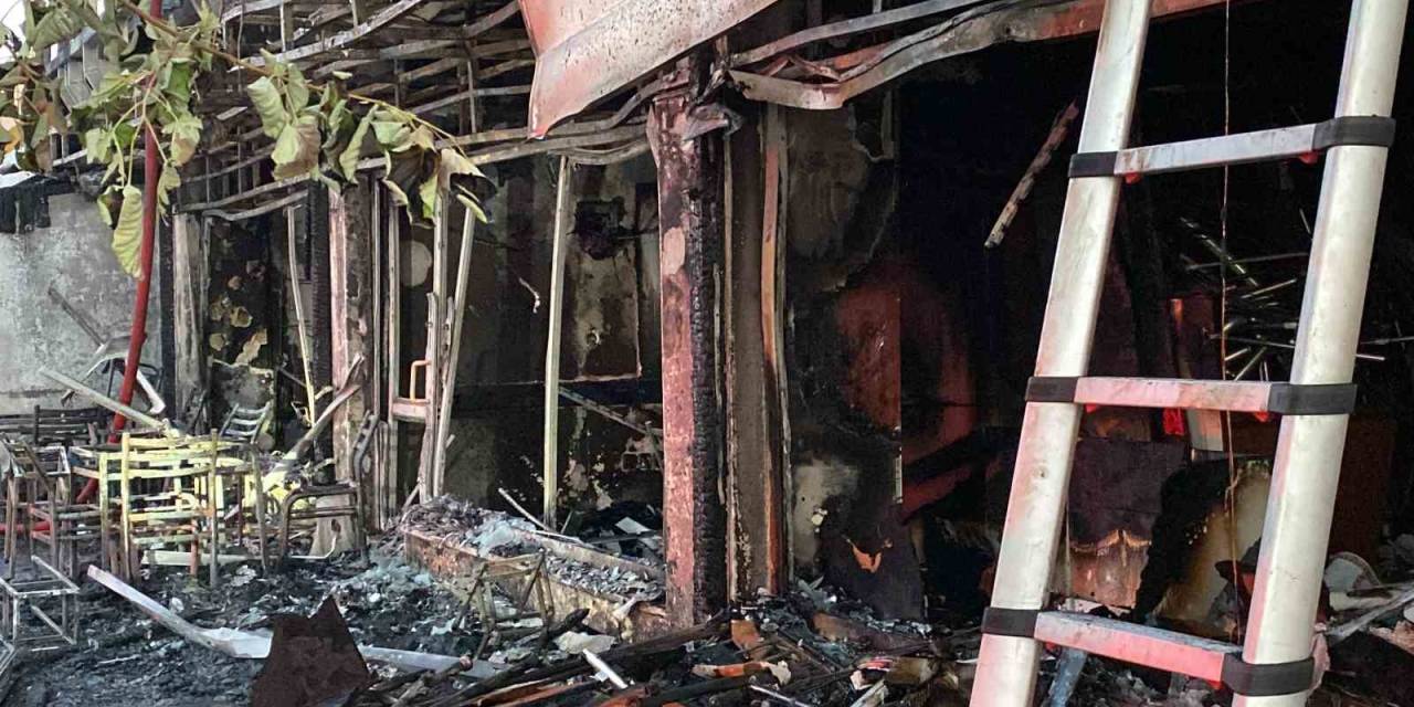 Alevlere Teslim Olan Kafe Küle Döndü