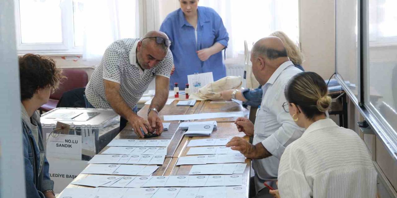 Büyükkarıştıran Beldesinde Seçmenler 2 Ay Sonra Belediye Başkanı Seçimi İçin Yeniden Sandık Başına Gitti