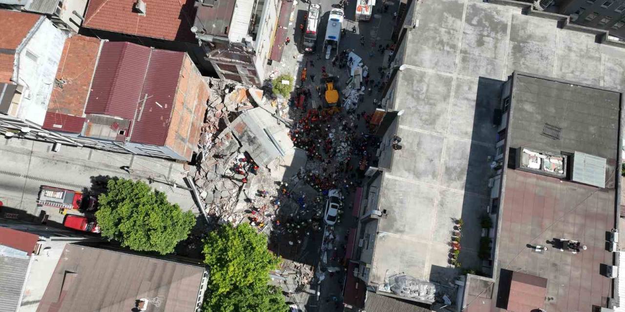 Küçükçekmece’de Çöken 3 Katlı Binanın Bulunduğu Alan Havadan Görüntülendi