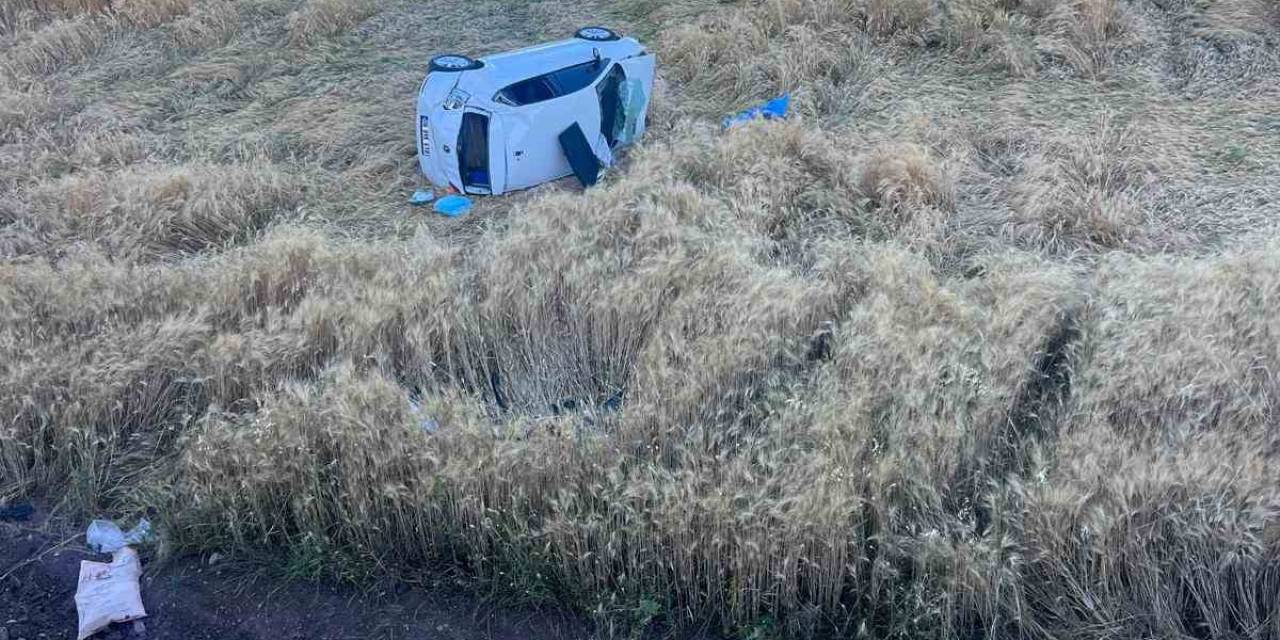 Sürücüsünün Kontrolünden Çıkan Otomobil Tarlaya Uçtu: 2 Yaralı