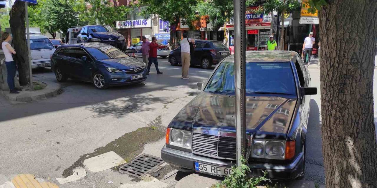 Kırmızı Işık İhlali Yapan Otomobilin Sebep Olduğu Kaza Güvenlik Kamerasına Yansıdı