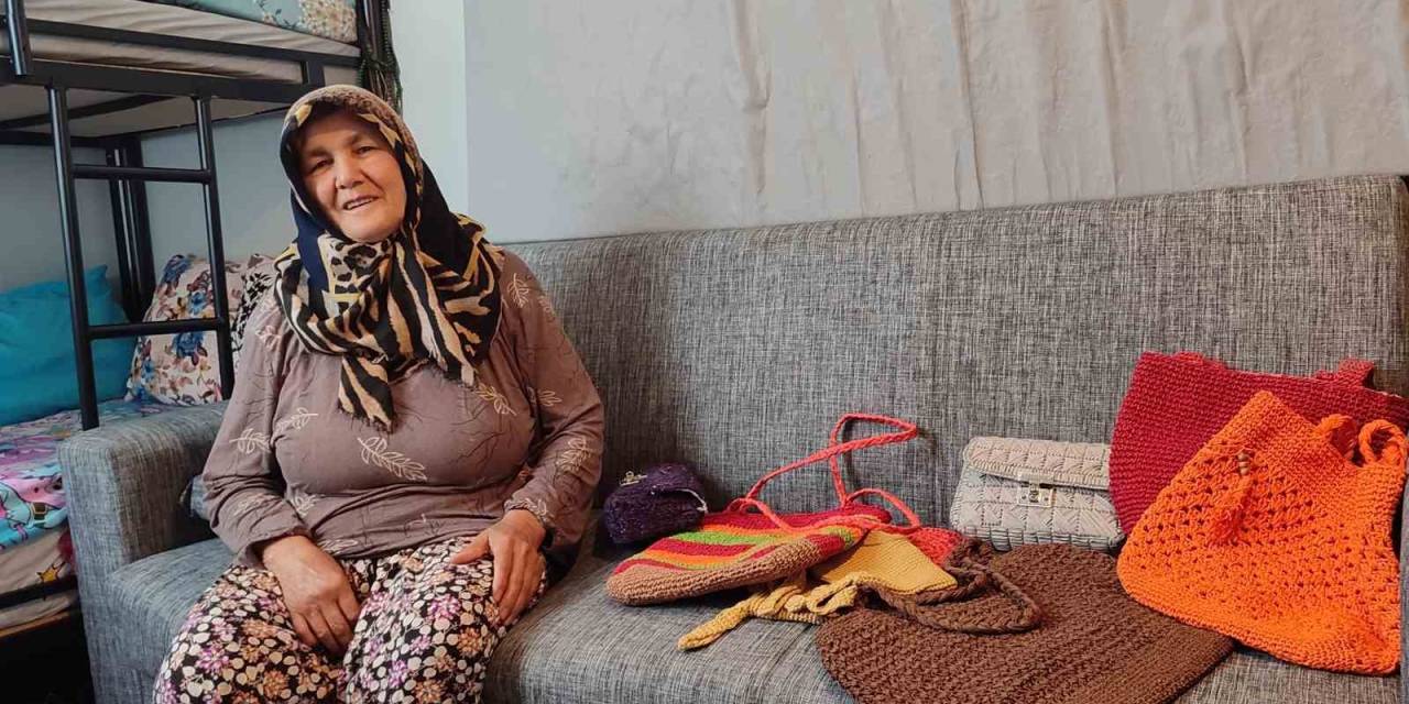 Depremde Enkaz Altından Çıkartılan 65 Yaşındaki Kadın Hayata Örgü Yaparak Tutundu