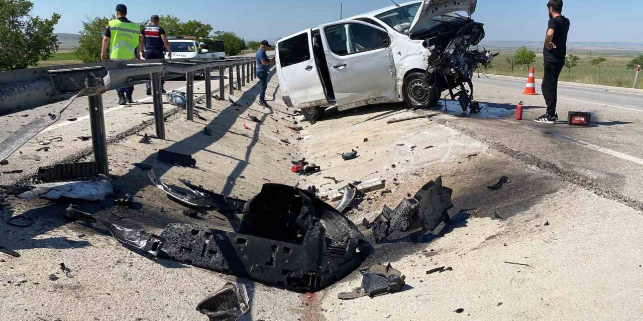 Kullanılamaz Hale Gelen Minibüsten Yara Almadan Kurtuldular