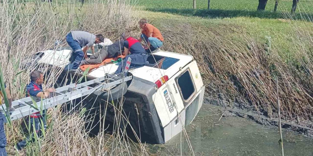 Sulama Kanalına Uçan Minibüsün Sürücüsü İtfaiye Tarafından Kurtarıldı