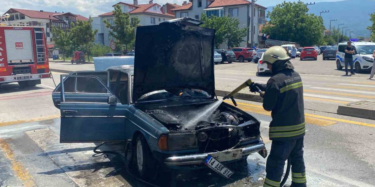 Motor Kısmından Alev Alan Otomobil Kullanılamaz Hale Geldi