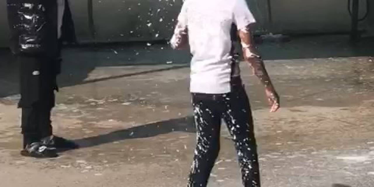 Çocuklar Akaryakıt İstasyonundaki Köpükle Böyle Oynadı