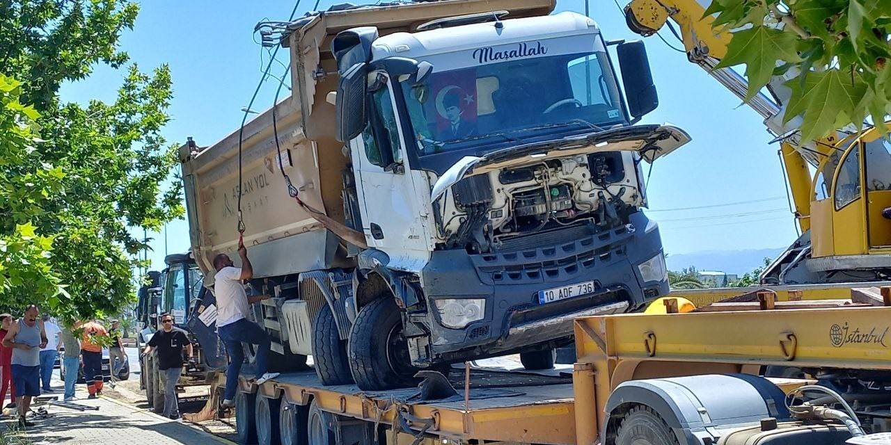 Devrilen Kamyonun Kapattığı İzmir-çanakkale Kara Yolu Yeniden Trafiğe Açıldı