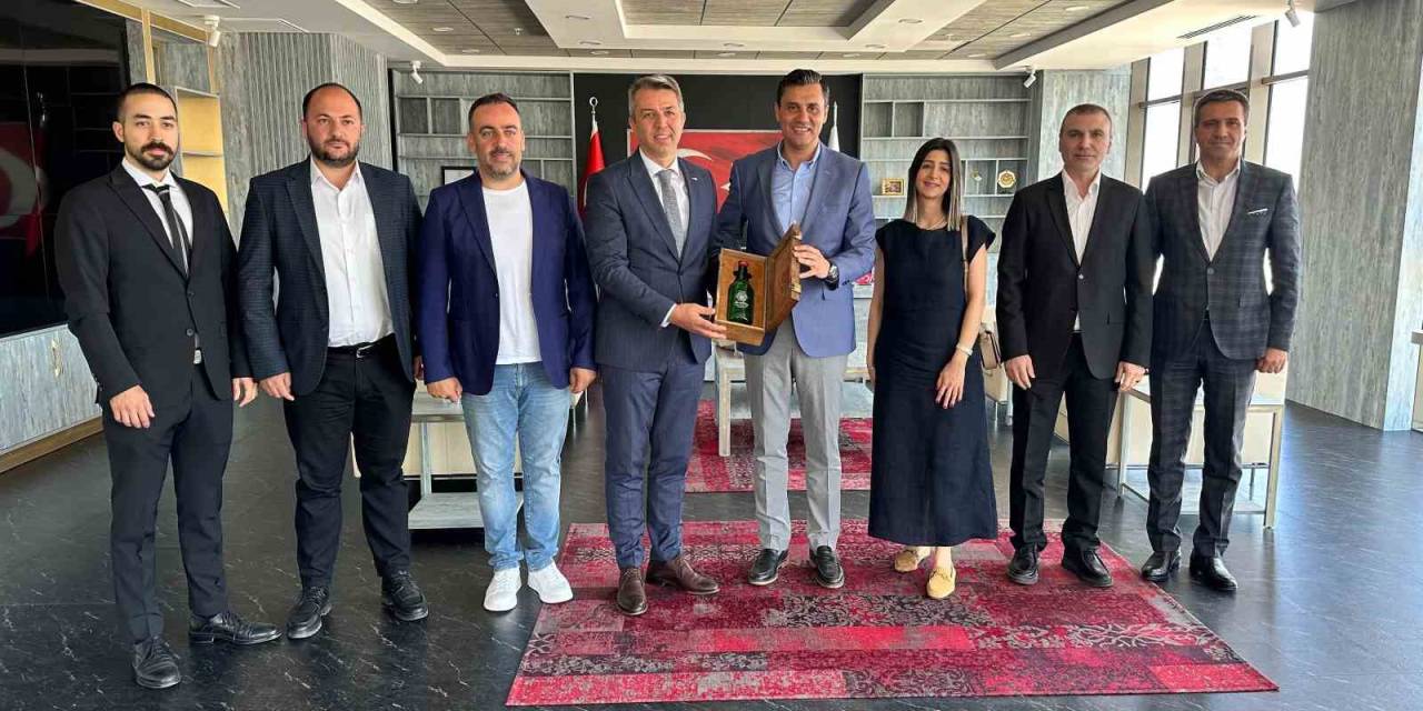 Başkan Zeyrek, Kurban Vekaletini Türk Kızılay’a Bağışladı