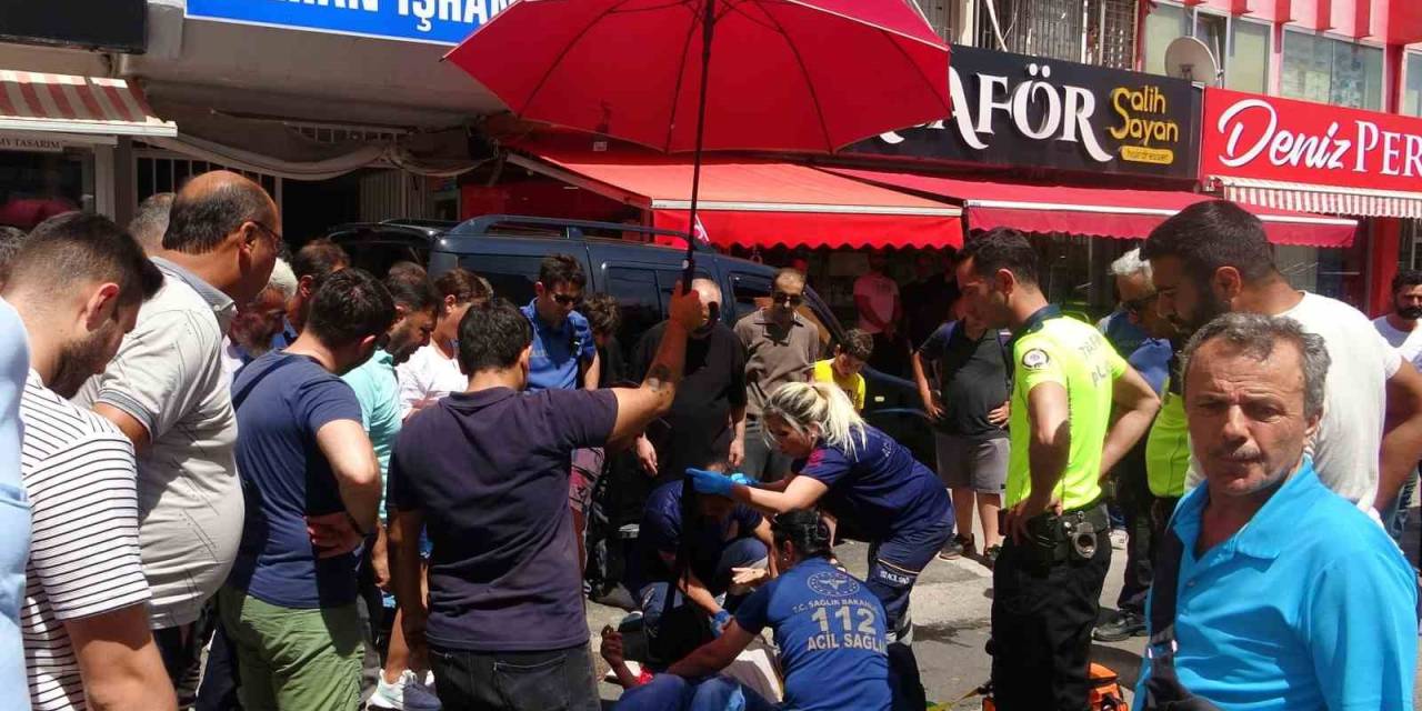 Midibüsün Çarptığı Yaralıyı Güneşten Şemsiye İle Korudular