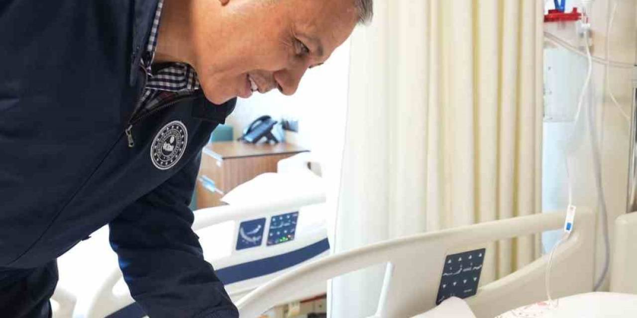 Bakan Yerlikaya, İstanbul’da Çöken Binada Yaralanan Bebeği Ziyaret Etti