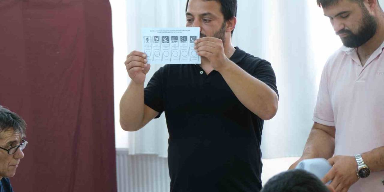 Büyükkarıştıran Beldesinde Oy Sayma İşlemi Başladı