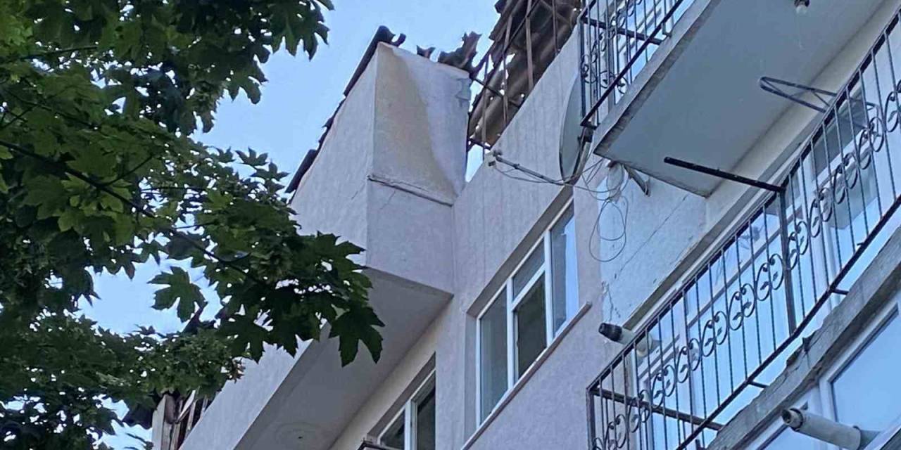 Fatih’te Metruk Binanın Çatısı Alev Alev Yandı