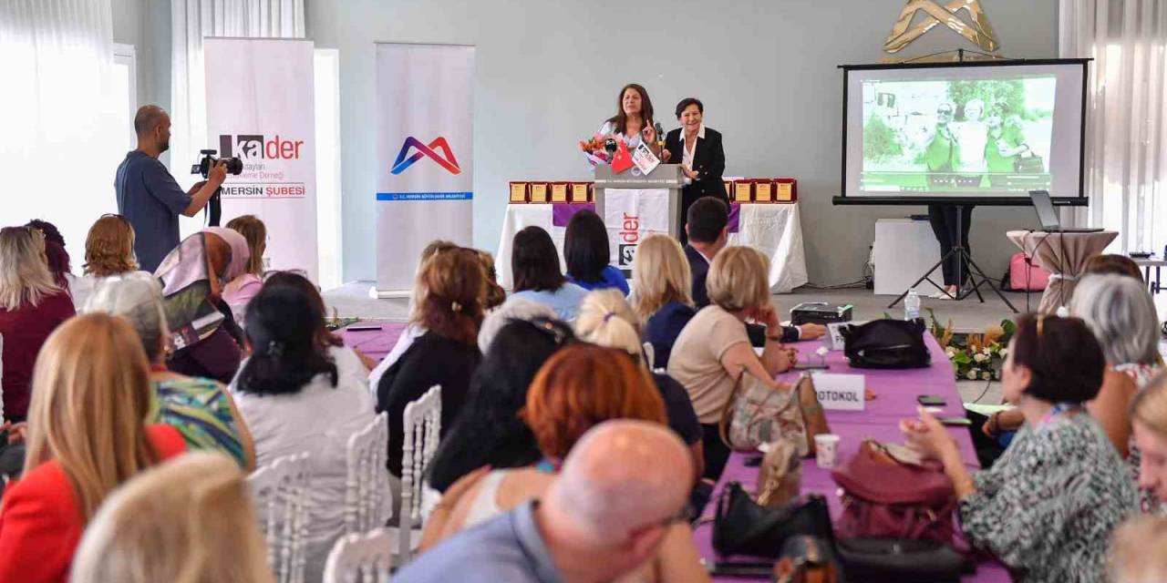 Mersin’de Kadın Muhtarlara Plaket Verildi