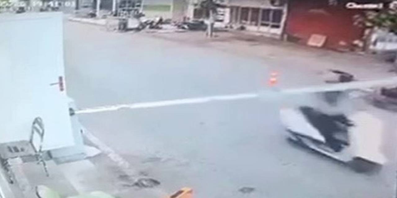 Motosikletle Çarptığı Bariyeri Yerinden Söktü