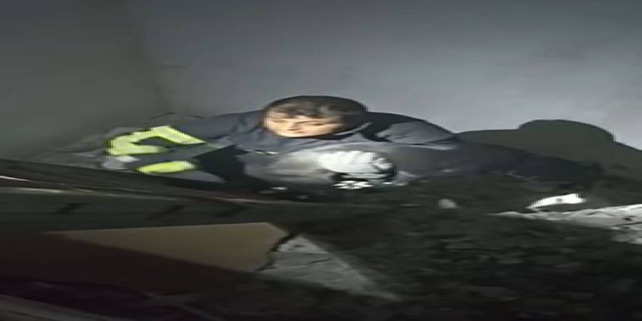 Apartman Boşluğuna Düşen Köpeği, İtfaiye Ekipleri Kurtardı