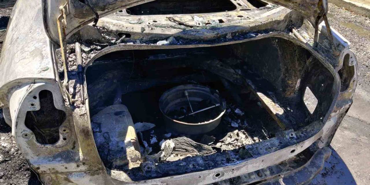 Gümüşhane’de Park Halindeki Otomobil Alev Alev Yandı
