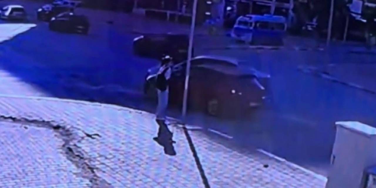 İki Otomobilin Çarpıştığı Kazada Yayanın Kıl Payı Kurtulması Kamerada